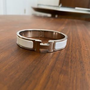 White and silver Hermès Clic H bracelet!